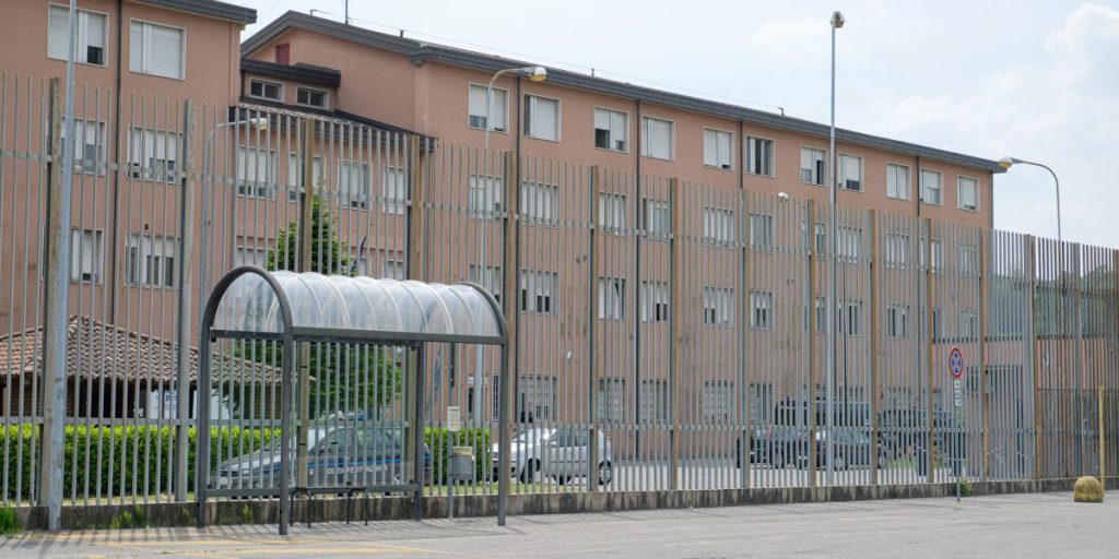 Fermato per un controllo in piazza Cacciatori delle Alpi: era ricercato per furto e finisce al Bassone
