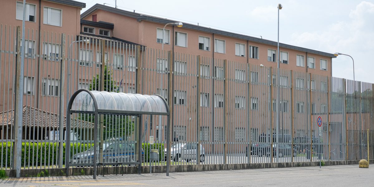 Fermato per un controllo in piazza Cacciatori delle Alpi: era ricercato per furto e finisce al Bassone