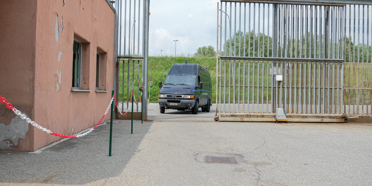 Controlli dei carabinieri, trovata una vecchia pistola. Arrestato un 68enne di Arosio