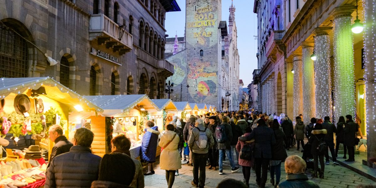 Bando natalizio, un vestito su “misura”. E il Covid-19 scompare dal capitolato