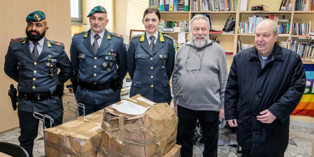 La Guardia di Finanza dona alla Caritas centinaia di abiti falsi sequestrati