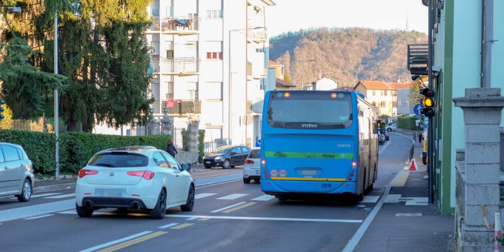 Cade in moto in via Varesina a Rebbio: morto centauro 56enne di Olgiate Comasco