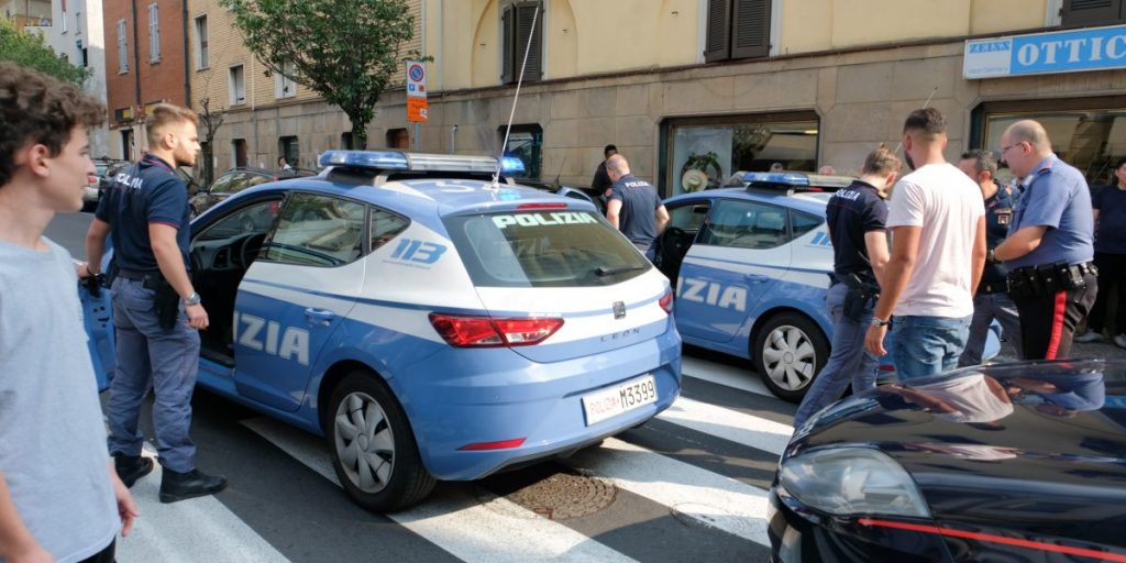 Donna con il passeggino aggredita in via Milano Intervengono i passanti e la polizia. Il compagno portato in Questura