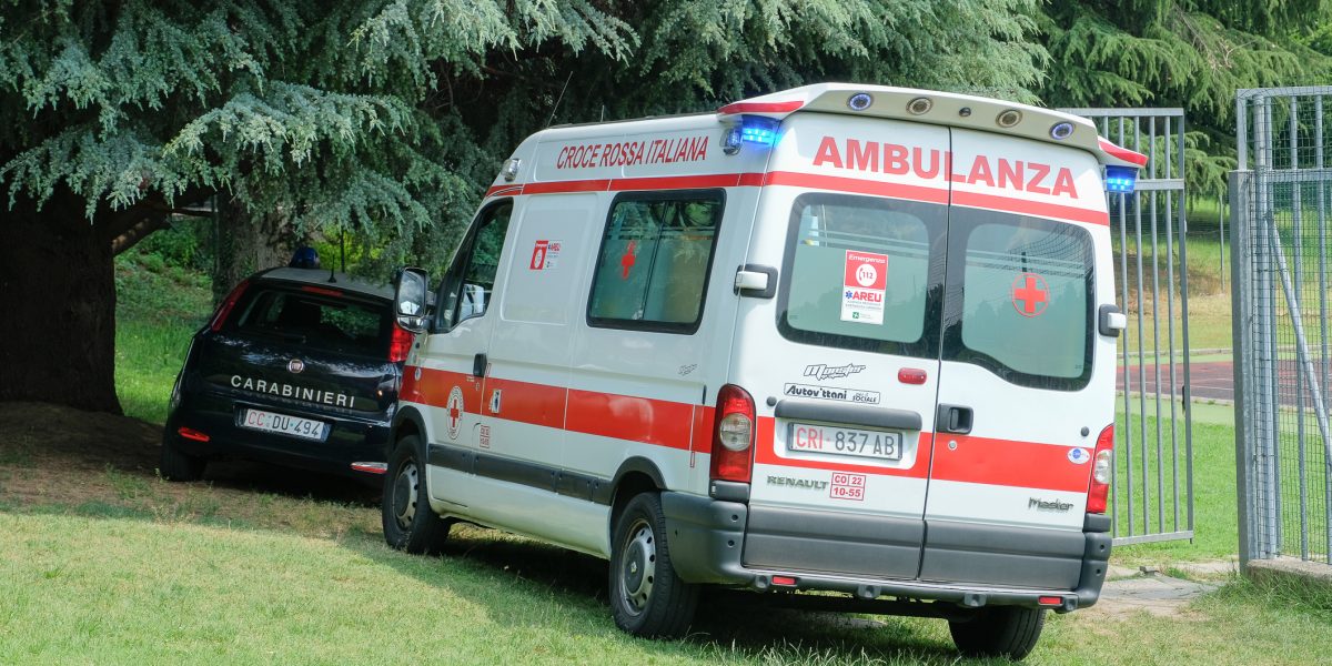 Carugo, tenta il suicidio, salvato