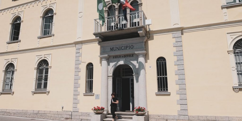 Il sindaco di Laglio contro i proprietari di cani con scarso senso civico: «Utilizzeremo le nostre videocamere. Tolleranza zero»