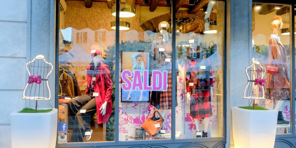 Primo giorno di saldi invernali, grande folla in centro a Como