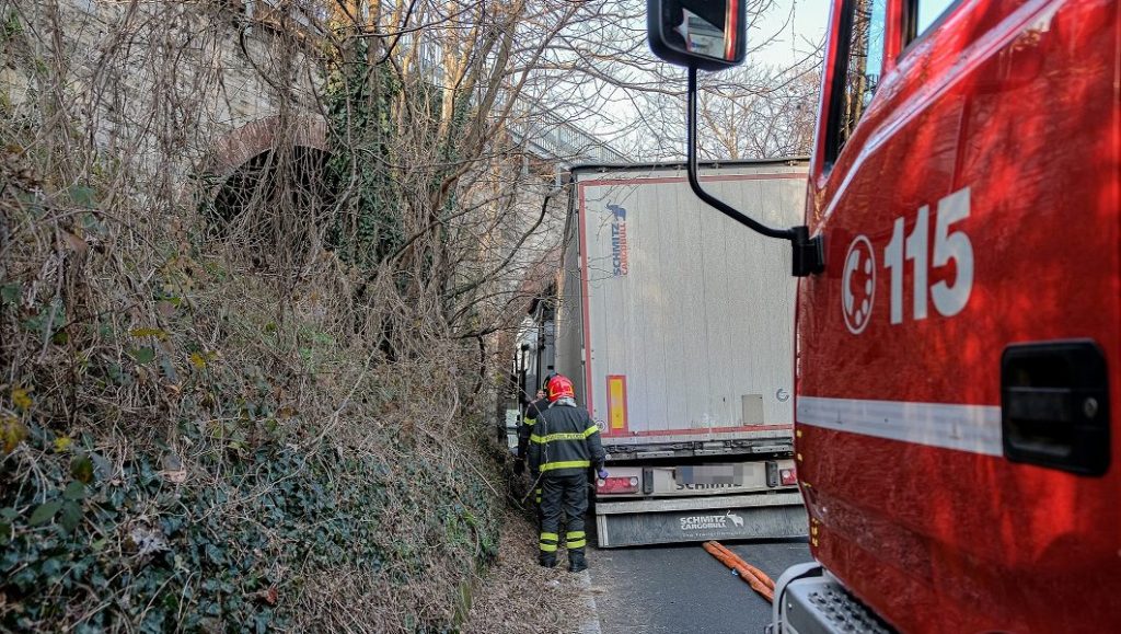 Camion con rimorchio incastrato in via Valmulini