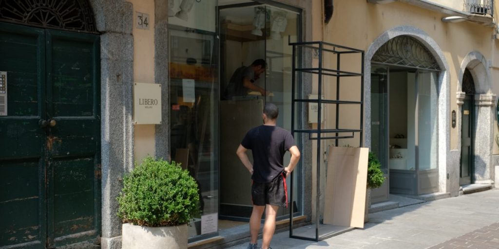 Il centro di Como è invaso dai turisti. Ma i negozi storici chiudono le serrande