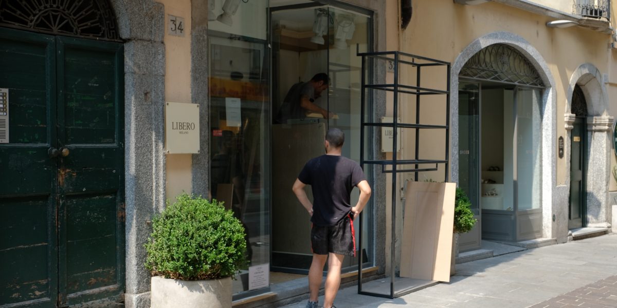 Il centro di Como è invaso dai turisti. Ma i negozi storici chiudono le serrande