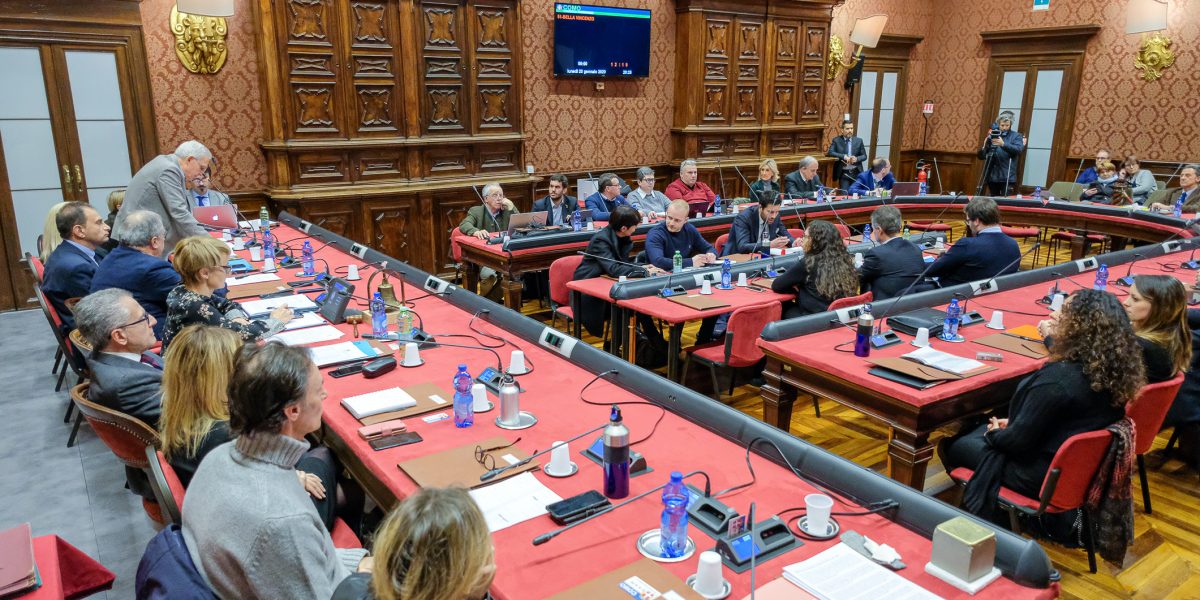 Como, Forza Italia non rientra in consiglio. Maggioranza a rischio sul bilancio