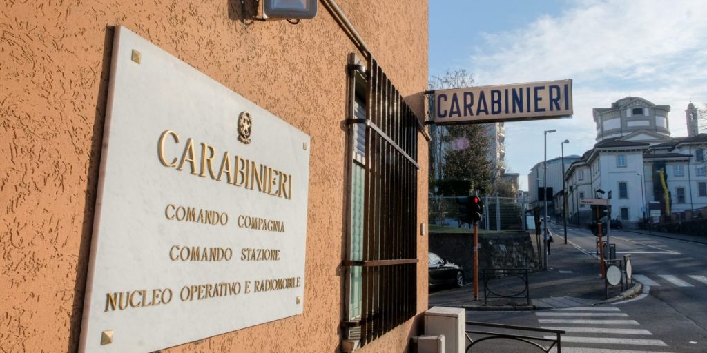 Prende un furgone sanitario per raggiungere la fidanzata a Cucciago: denunciato