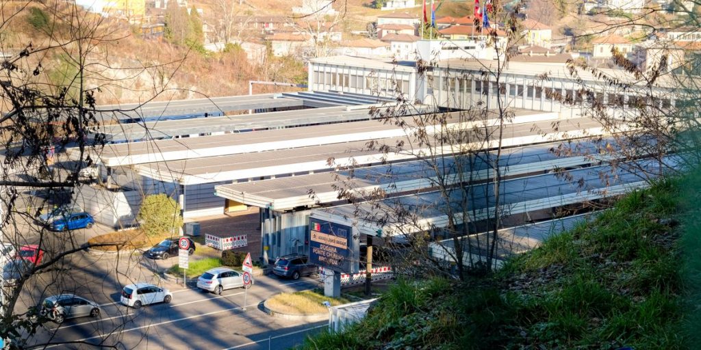 Nasconde 80mila semi di marijuana: fermato mentre cerca di entrare in Svizzera