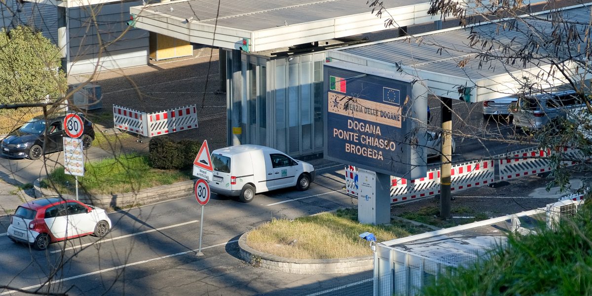 Confine, intercettati 300mila euro non dichiarati