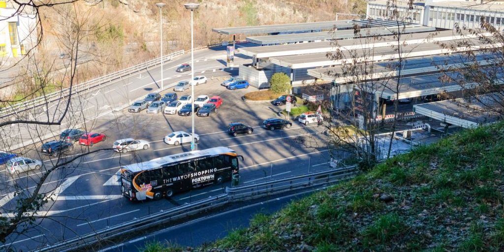 Fermate a Brogeda con borse e accessori di lusso non dichiarati: multate due cinesi