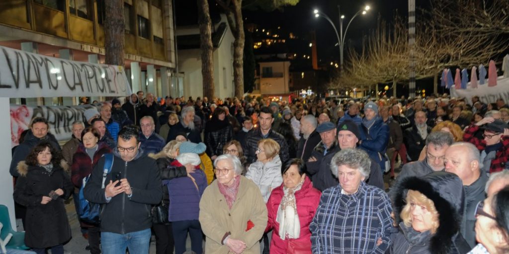 Campione, ieri sera in 300 al presidio della speranza. L’invocazione alla politica affinché intervenga subito