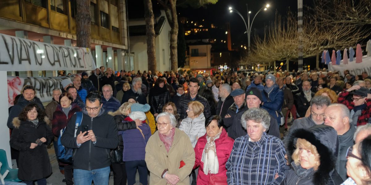Campione, ieri sera in 300 al presidio della speranza. L’invocazione alla politica affinché intervenga subito