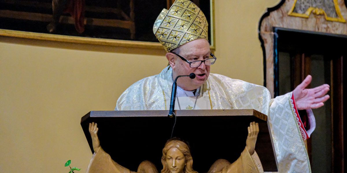 Il vescovo Cantoni nella veglia pasquale in Duomo: “Le tenebre saranno vinte”