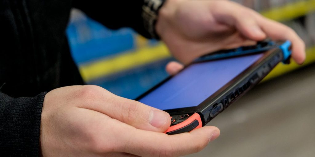 Giovanissimi e uso dei videogame, i consigli della psicoterapeuta Andreoli per evitare la  dipendenza compulsiva