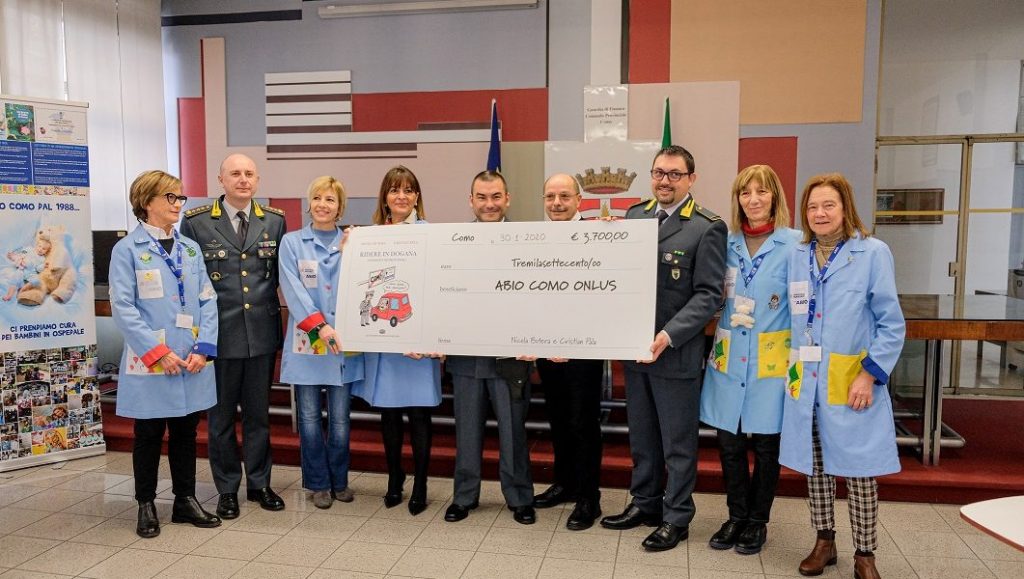 “Ridere in dogana”: donati ad Abio 3.700 euro. Sono 1800 le copie già vendute