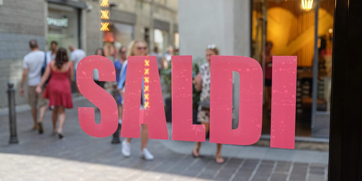 Da domani scattano i saldi estivi, anticipati dalla Regione