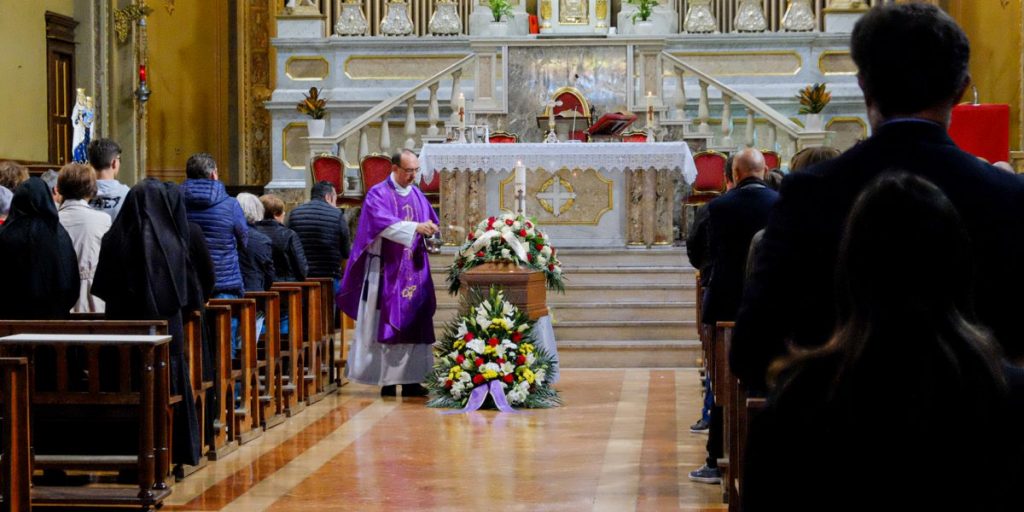 Il parroco: «Solo il Signore sa dare il suo giudizio». A Vighizzolo il funerale di Celestina, uccisa dal compagno della figlia