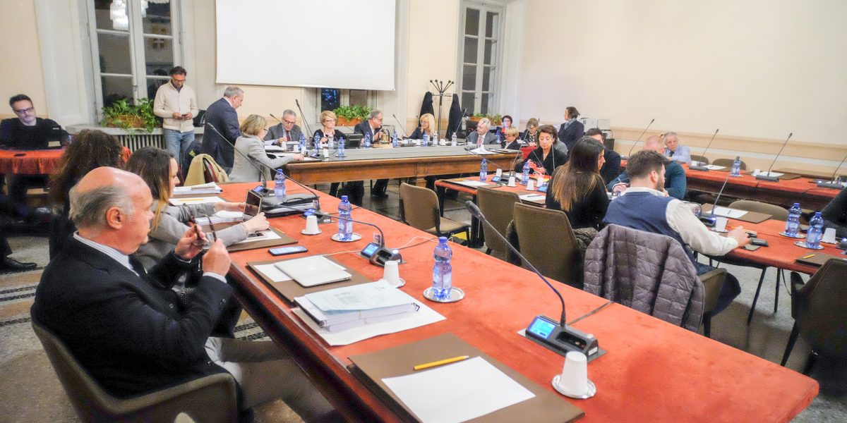 Como, opposizioni all’attacco sui “costi” del consiglio comunale dedicato al regolamento di polizia urbana