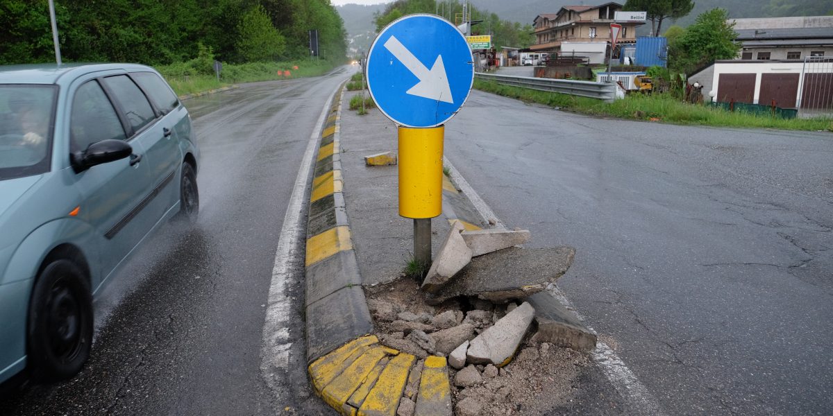 Albese: attenzione allo spartitraffico. Pericolosi blocchi sporgono sulla provinciale