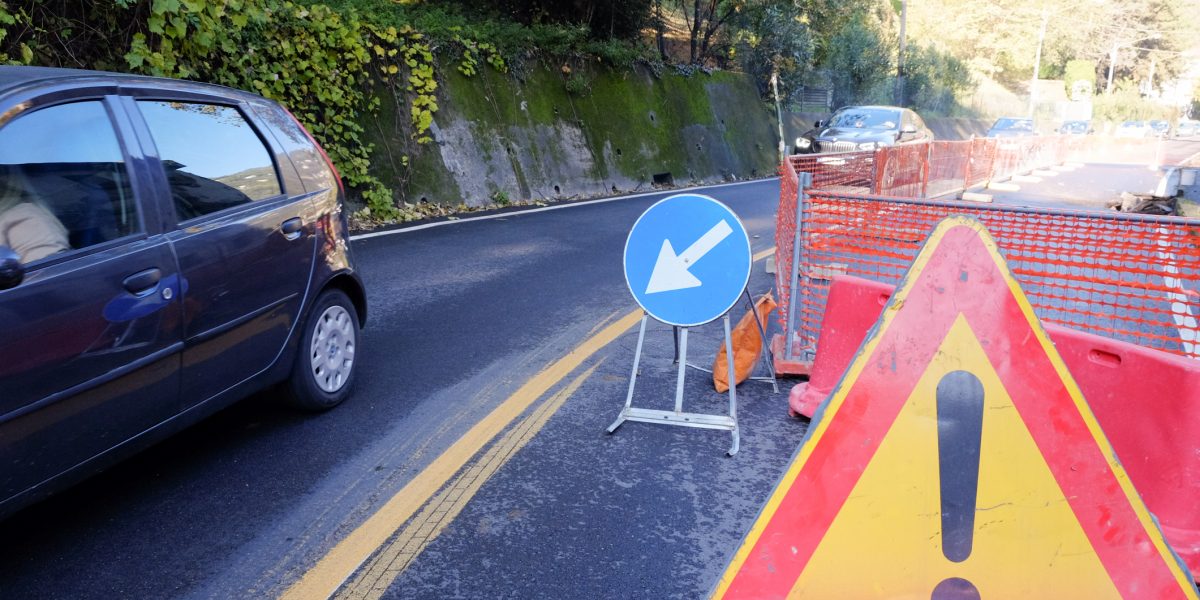 Como, via Carso riaperta a senso unico alternato