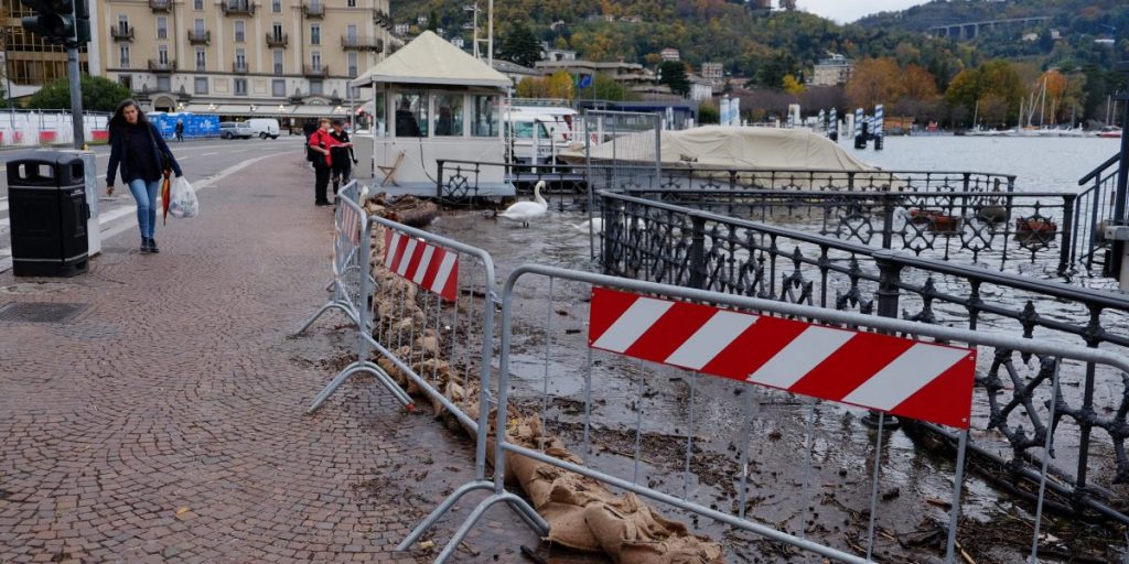Lago sotto osservazione: si avvicina la soglia di esondazione in piazza Cavour