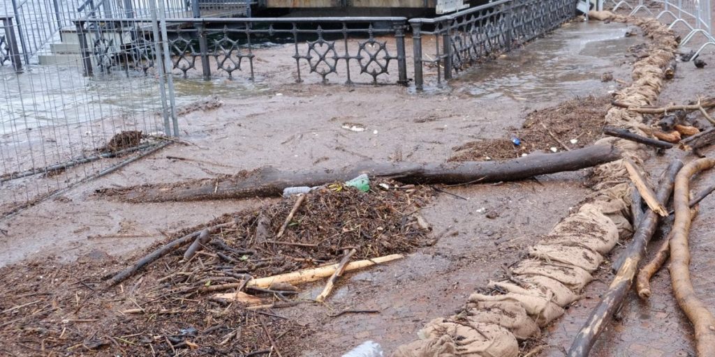 Maltempo e lago alto, sacchetti di sabbia in piazza Cavour e diga foranea chiusa