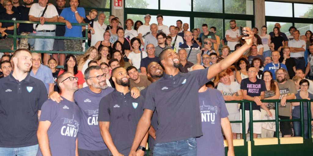 Applausi e l’affetto dei tifosi al raduno della nuova Pallacanestro Cantù