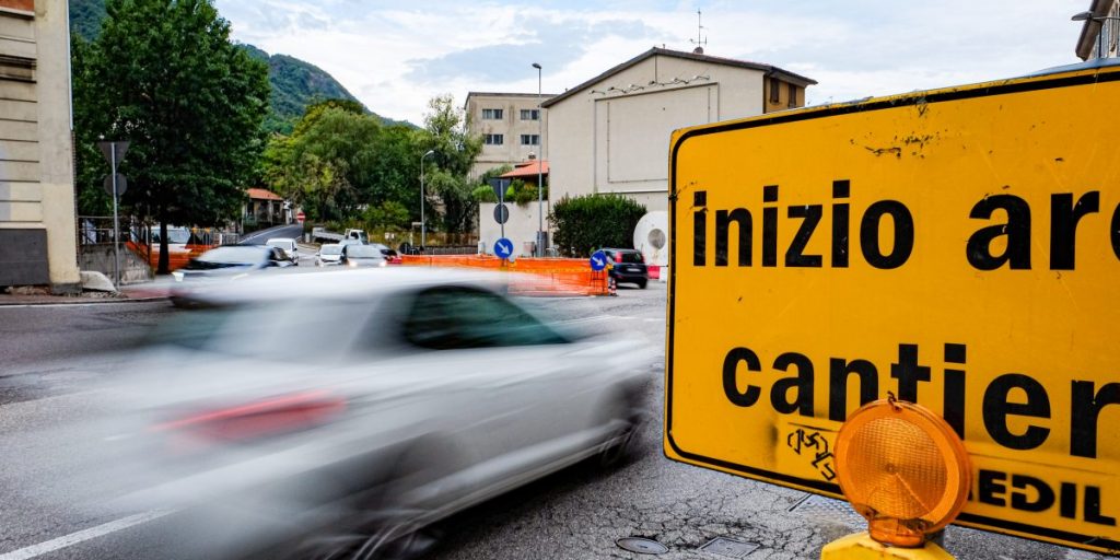 Lavatoi, lavori ancora al palo. Ieri code solo in via Giussani