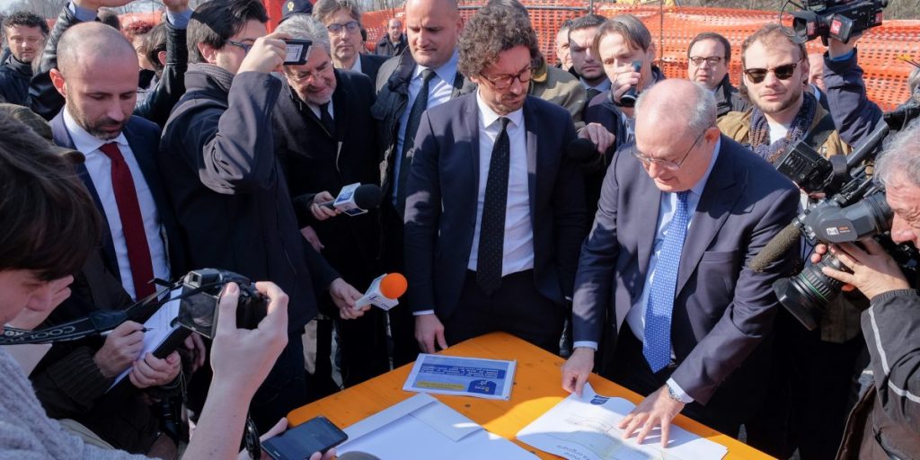 La Pedemontana resta un miraggio. Il ministro: «Chiedete alla Regione». Fontana: «Manca una firma del governo»
