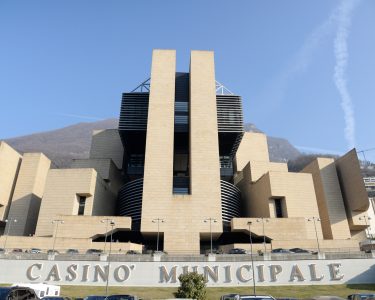 “Costretto” ad andare in ospedale. Ma così gli salvarono la vita Premiati due carabinieri di Menaggio