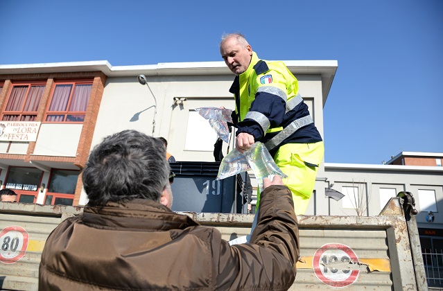 Emergenza acqua a Como,  la distribuzione delle bottiglie a Lora