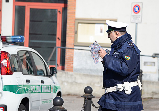 Natale, più vigili urbani in strada per gestire la viabilità