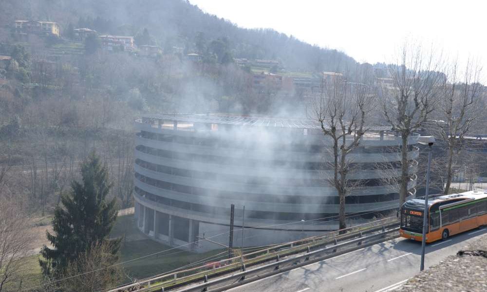 Fumo dall’autosilo Valmulini, è un’auto in fiamme