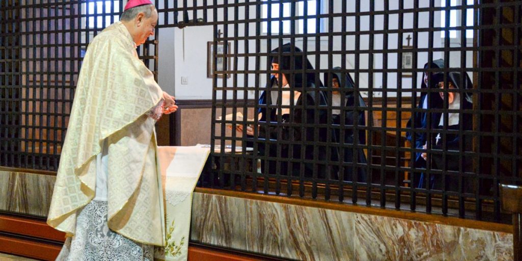 Il vescovo porta i giornalisti dalle monache di clausura