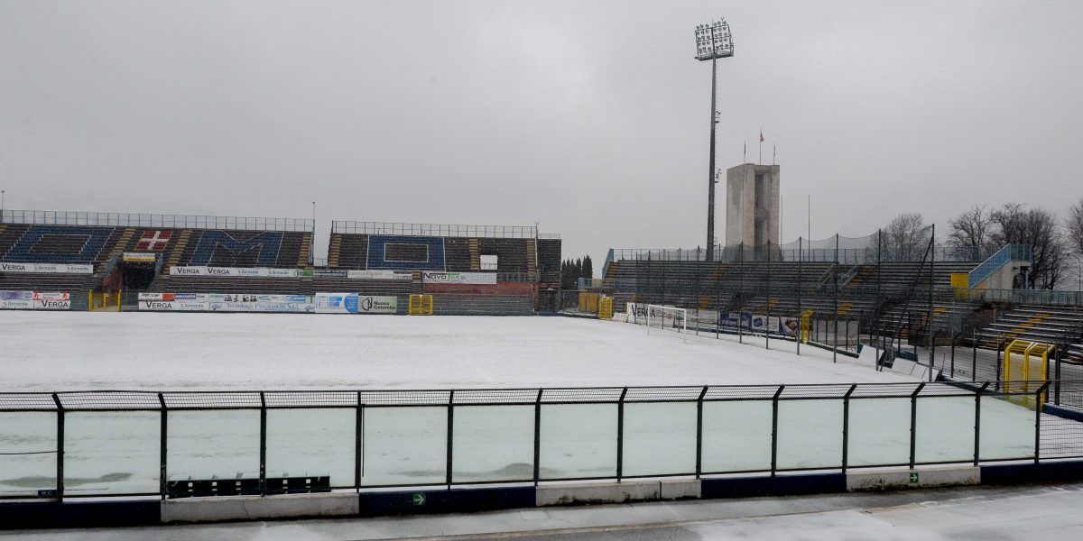 Neve allo stadio Sinigaglia. Ma Corda garantisce: «Como-Villa d’Almè non è in dubbio».