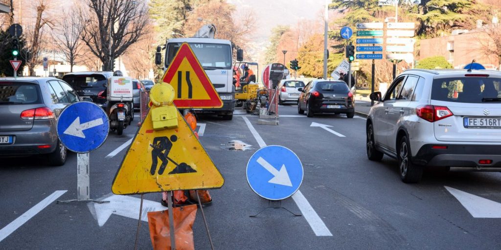 Lavori in corso nel capoluogo: asfaltature notturne in via Bellinzona