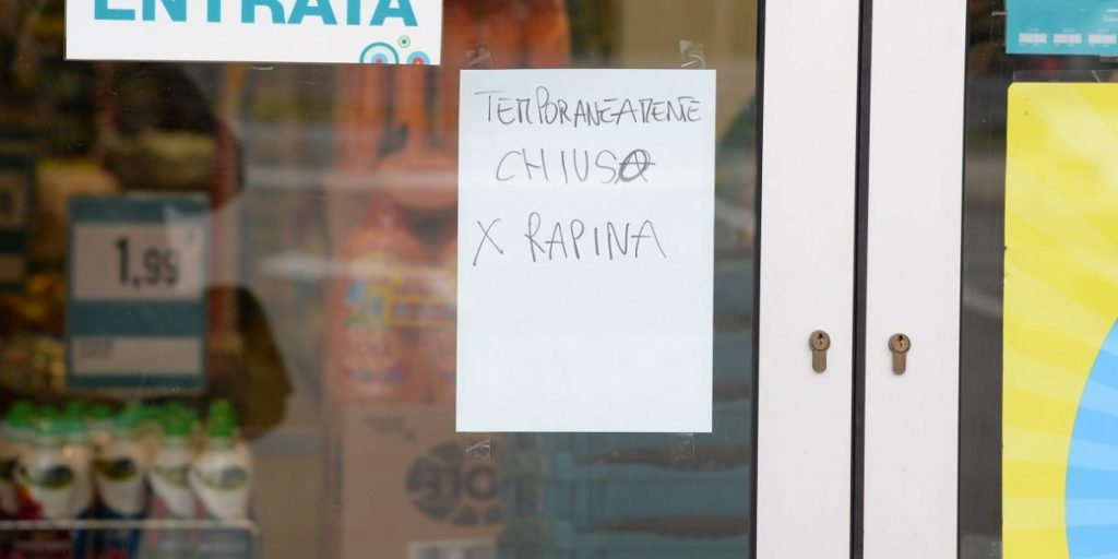 Rapina a Rebbio in via Paoli: armato di pistola assalta il Tigotà