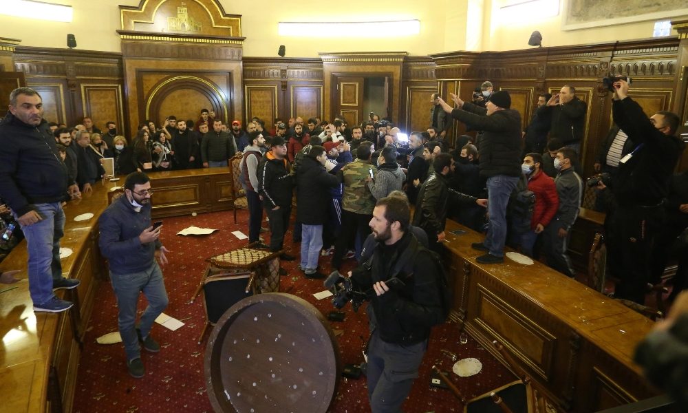 Nagorno: folla arrabbiata invade sede governo Erevan
