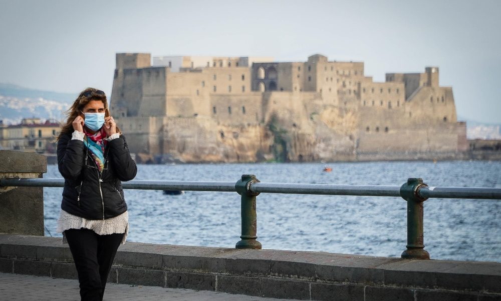 Napoli con zona rossa, regole ok, ma non rinuncia al caffè