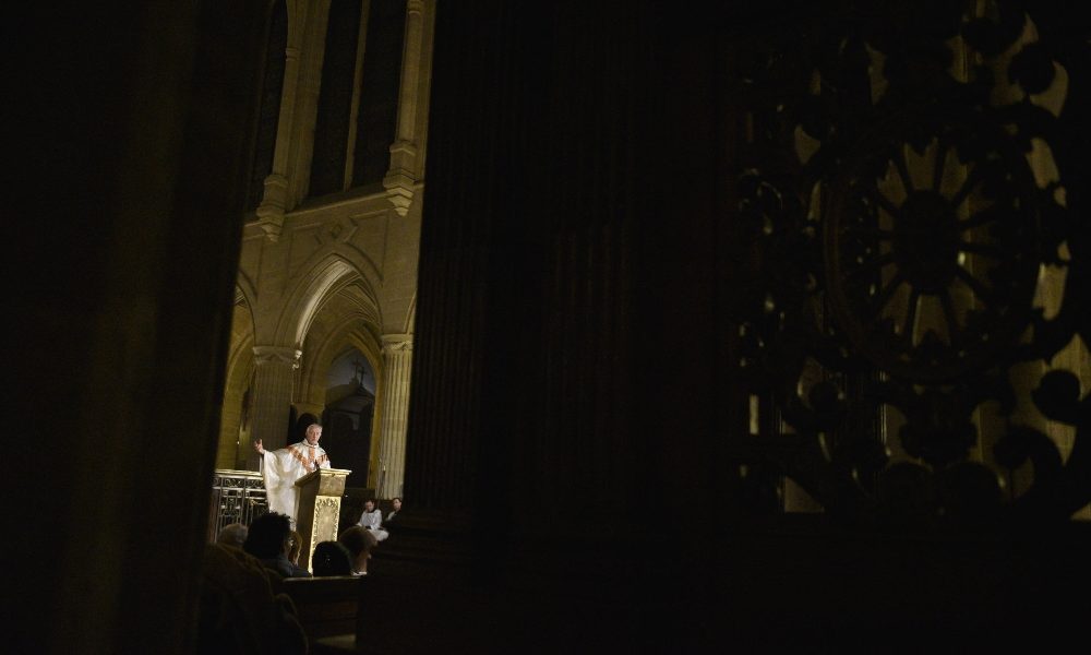Natale: Notre Dame al buio