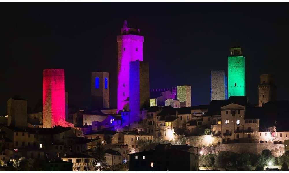 Natale, Torri San Gimignano ‘colorate’ contro il Coronavirus