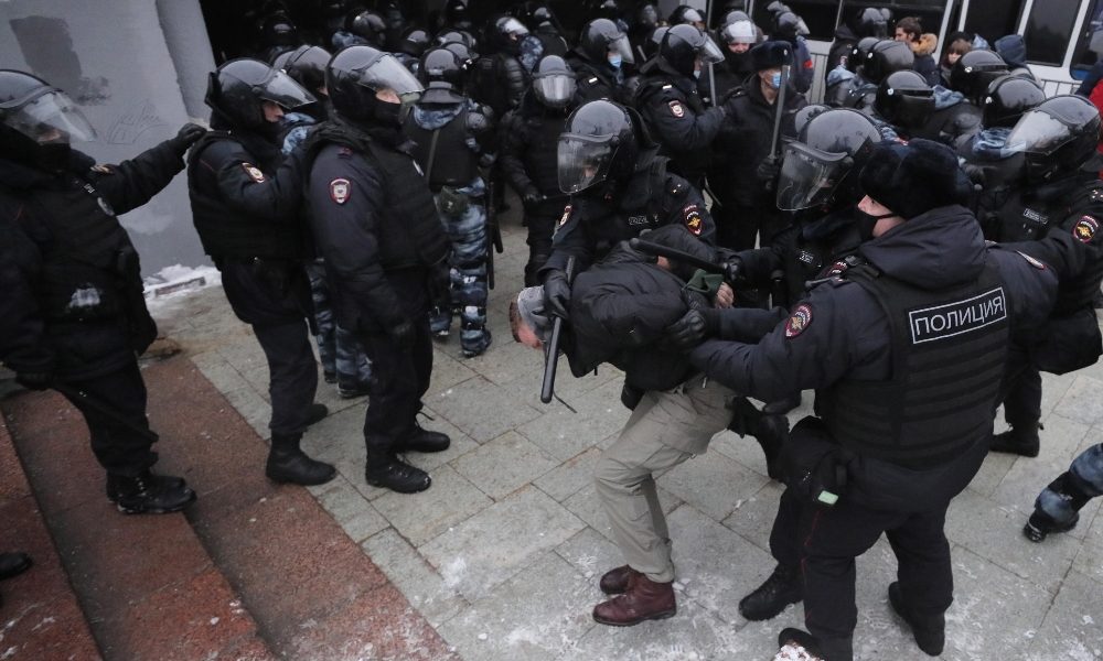 Navalny: alleati arrestati per violazione norme anti-Covid