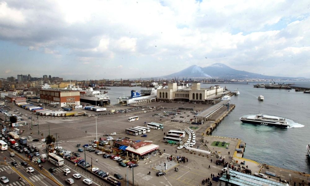 Nave bloccata a Napoli, 125 a bordo