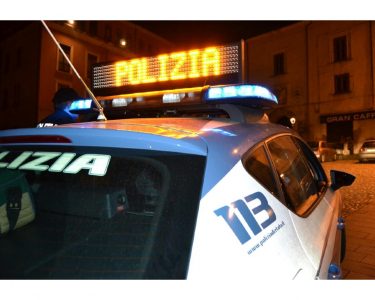Rissa con cavatappi e coltellini. Cinque stranieri denunciati