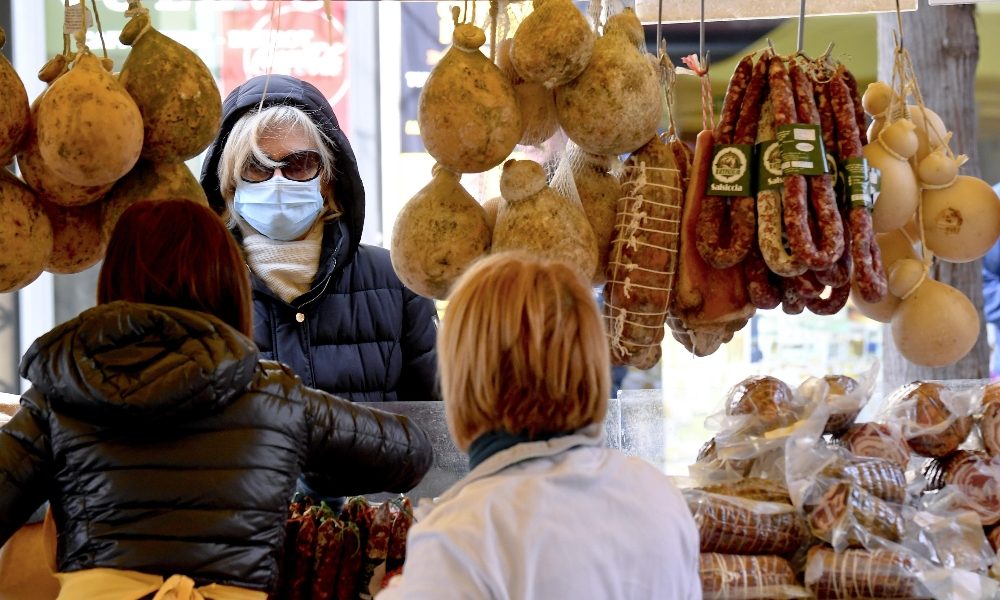 Nei mercatini,mascherini e pochi clienti