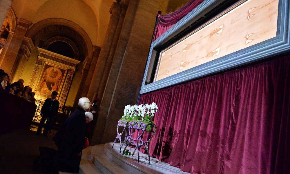 Nel 2020 nuova contemplazione Sindone
